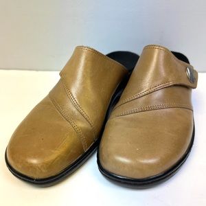 Clarks- Womens 8M, Tan/Black shoes,‎ Pre-Owned, minor toe scuff